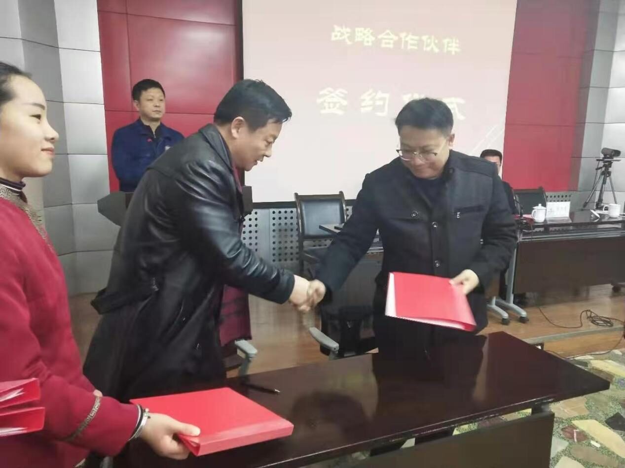 Signing a strategic-cooperation agreement with a customer